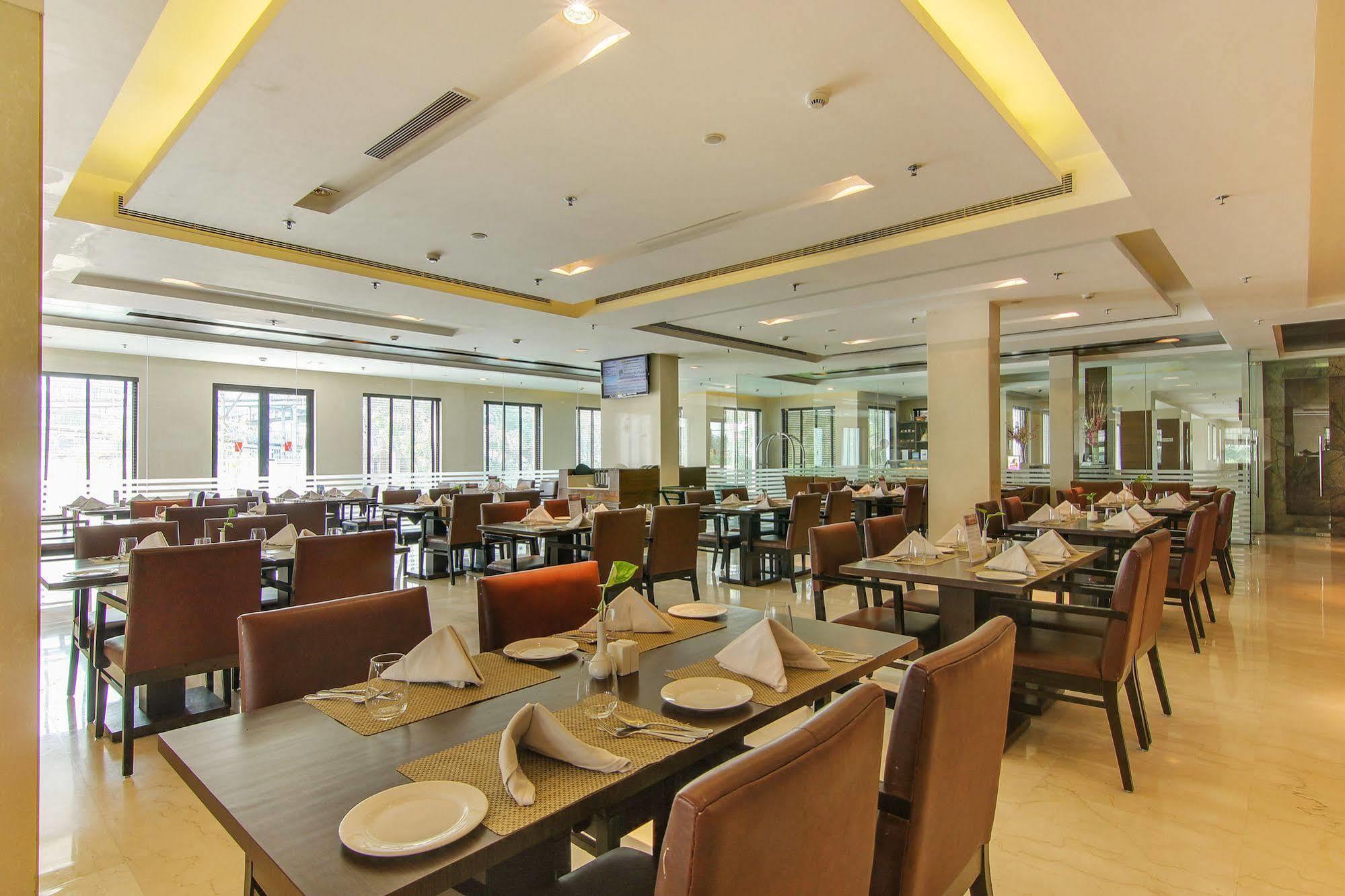 Vibe By The Lalit Traveller Hotel Faridábád Kültér fotó