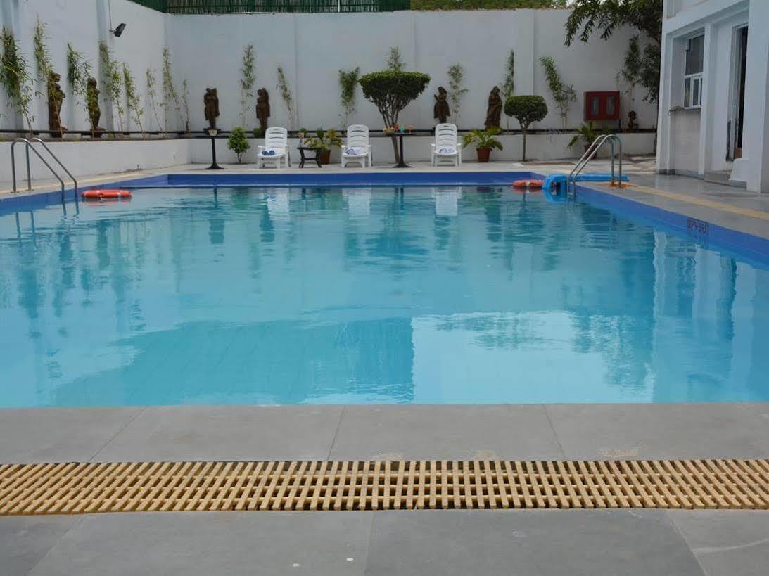 Vibe By The Lalit Traveller Hotel Faridábád Kültér fotó