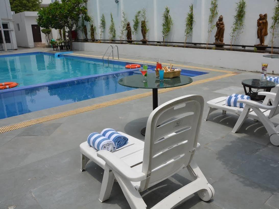 Vibe By The Lalit Traveller Hotel Faridábád Kültér fotó